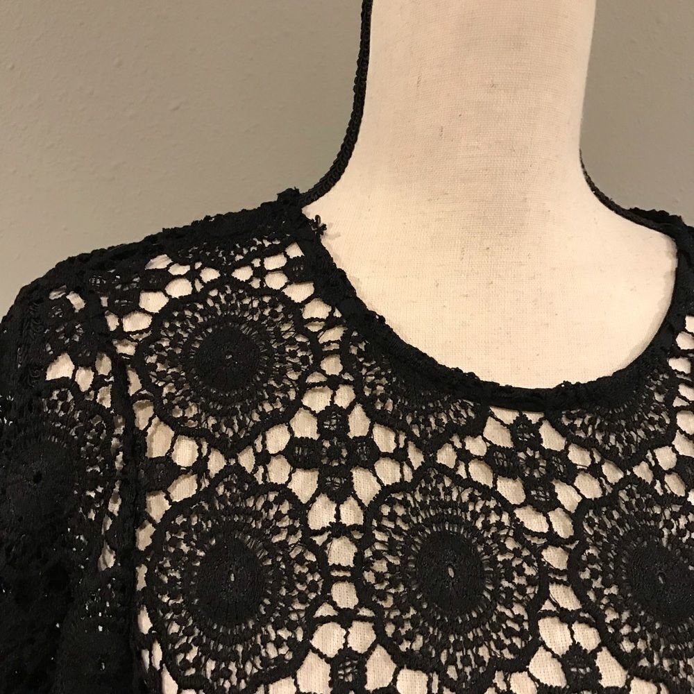 MAKE AN OFFER;) Black lace‎ crop top with short bell sleeves - Picture 2 of 10